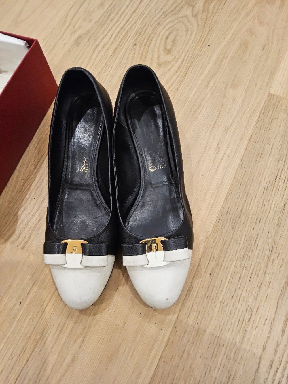 Salvatore ferragamo black leather white toe pump size 9.5d